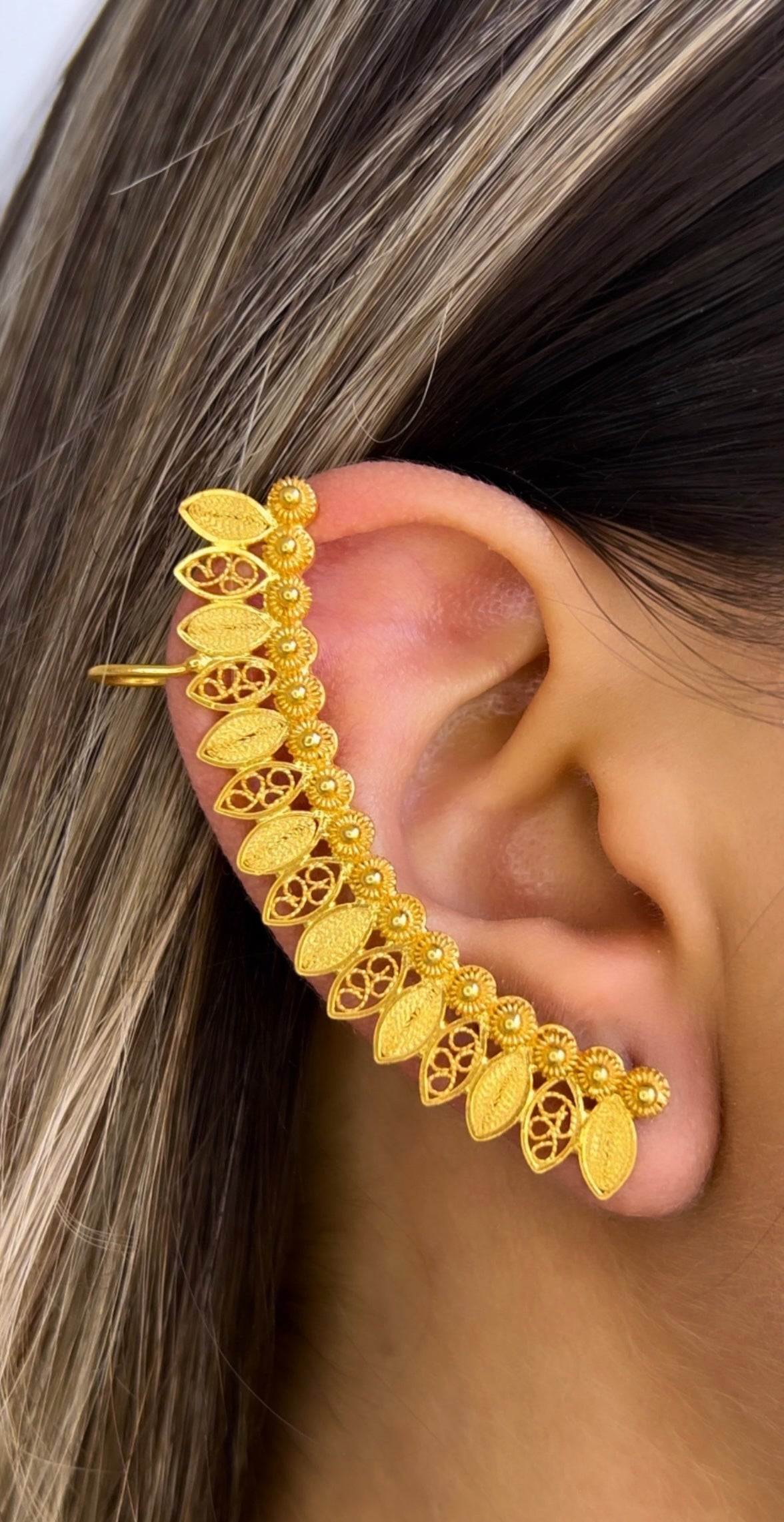 Earcuff Piel Roja en Baño de Oro de 24 K