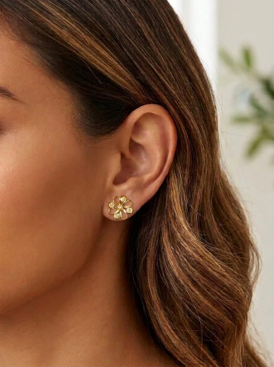 Aretes de Girasoles baño de oro 24K GAIAM puestos en la oreja, detalle macro