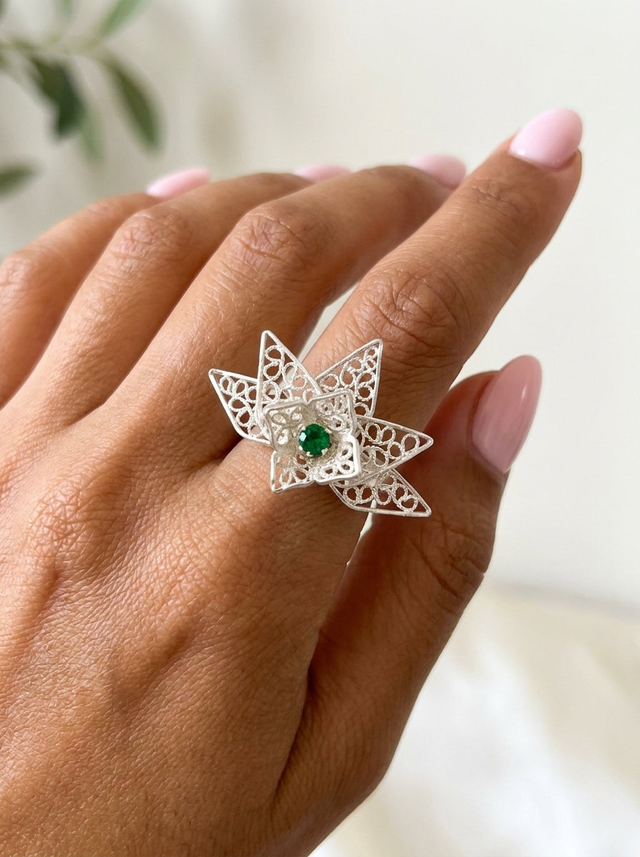 Anillo Flor Etereo GAIAM puesto en la mano, detalle macro