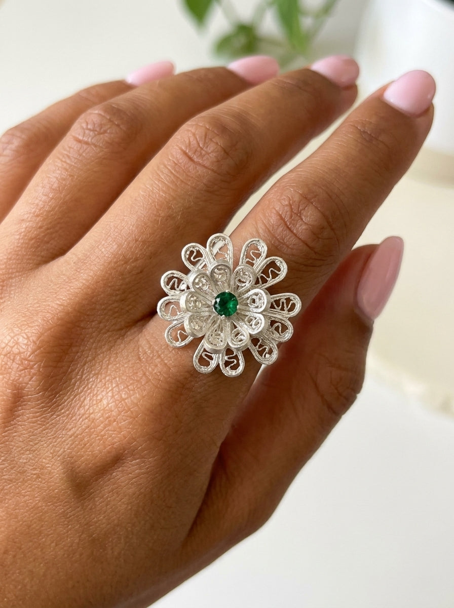 Anillo Flor de Serendipia GAIAM puesto en la mano, detalle macro