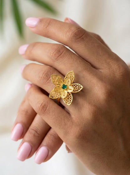 Anillo Lirios baño de oro 24K GAIAM puesto en la mano, detalle macro