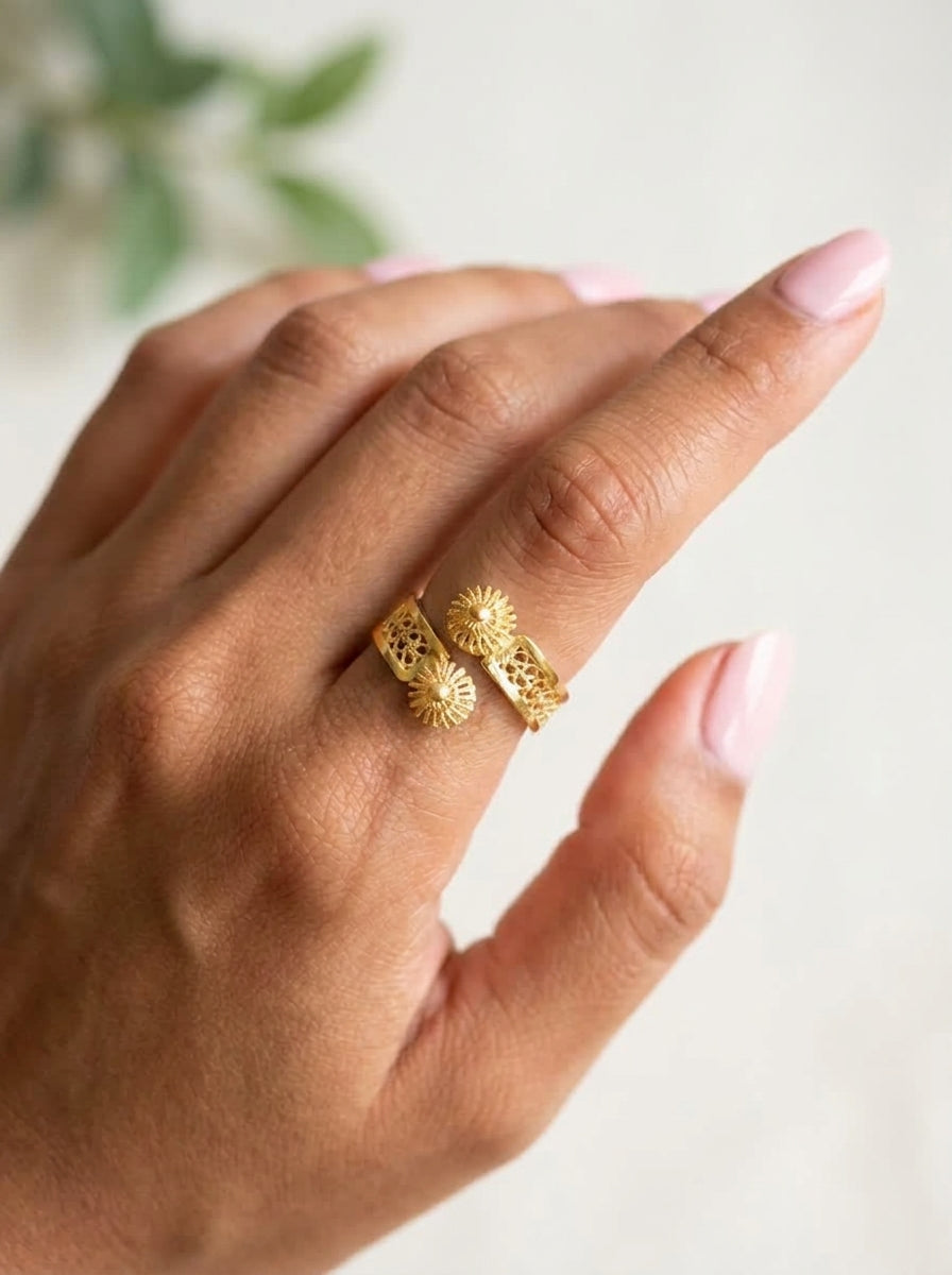 Anillo Sol baño de oro 24K GAIAM puesto en la mano, detalle macro