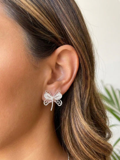 Aretes Libelula GAIAM puestos en la oreja, detalle macro