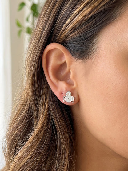 Aretes Sapito GAIAM puestos en la oreja, detalle macro