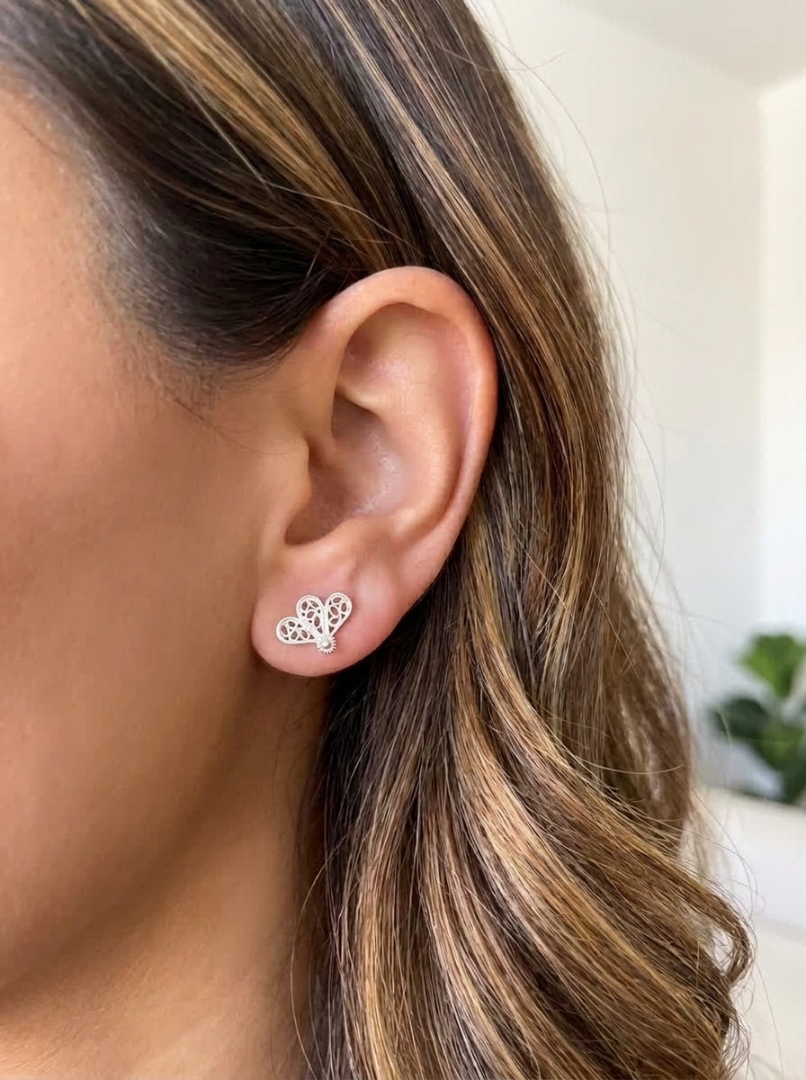 Aretes Trebol de Caracoles GAIAM puestos en la oreja, detalle macro