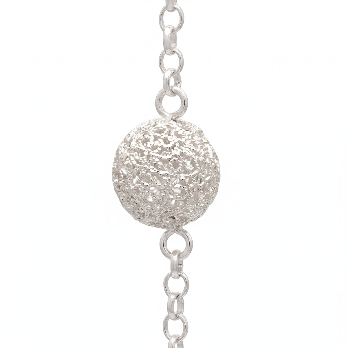 Brazalete Bola de Nieve GAIAM en plata 950 con esfera de filigrana, sobre fondo blanco