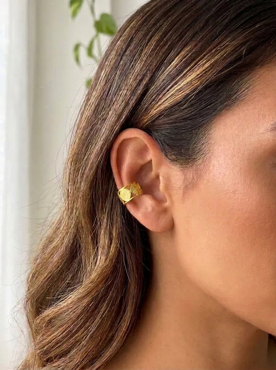 Earcuf Armonia baño de oro 24K GAIAM puesto en la oreja, detalle macro