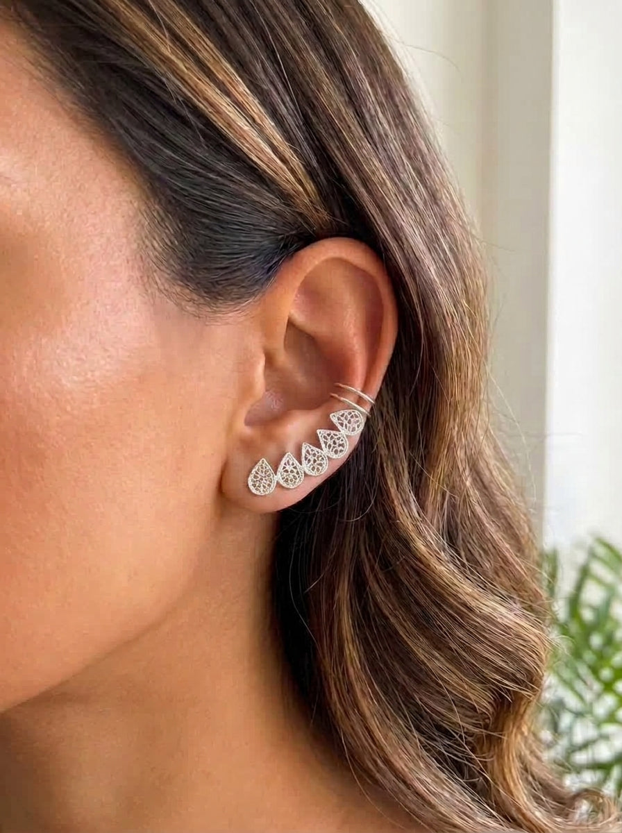 Earcuff Gotas GAIAM puesto en la oreja, detalle macro