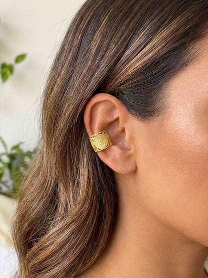 Earcuf Pandero baño de oro 24K GAIAM puesto en la oreja, detalle macro