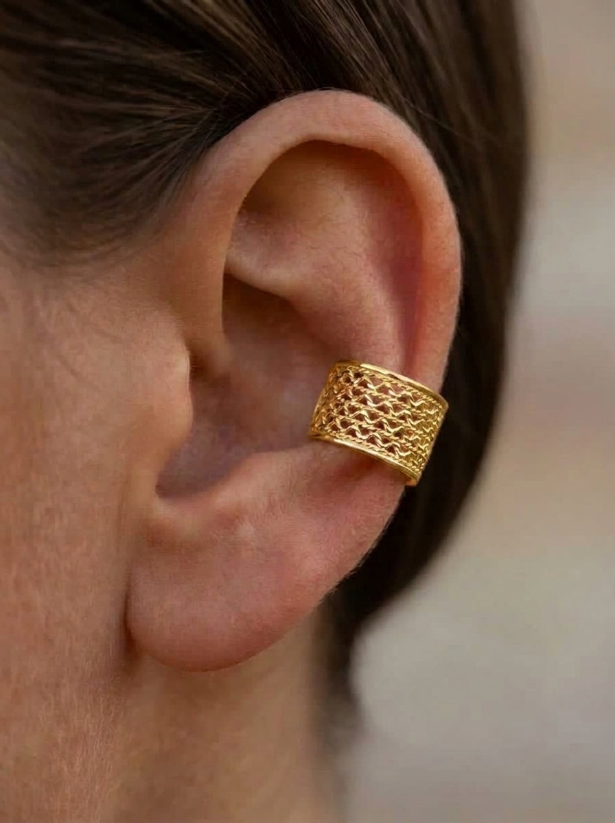 Earcuf Trenzado baño de oro 24K GAIAM puesto en la oreja, detalle macro